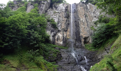 آبشار لاتون،شکوه میان کوه و جنگل